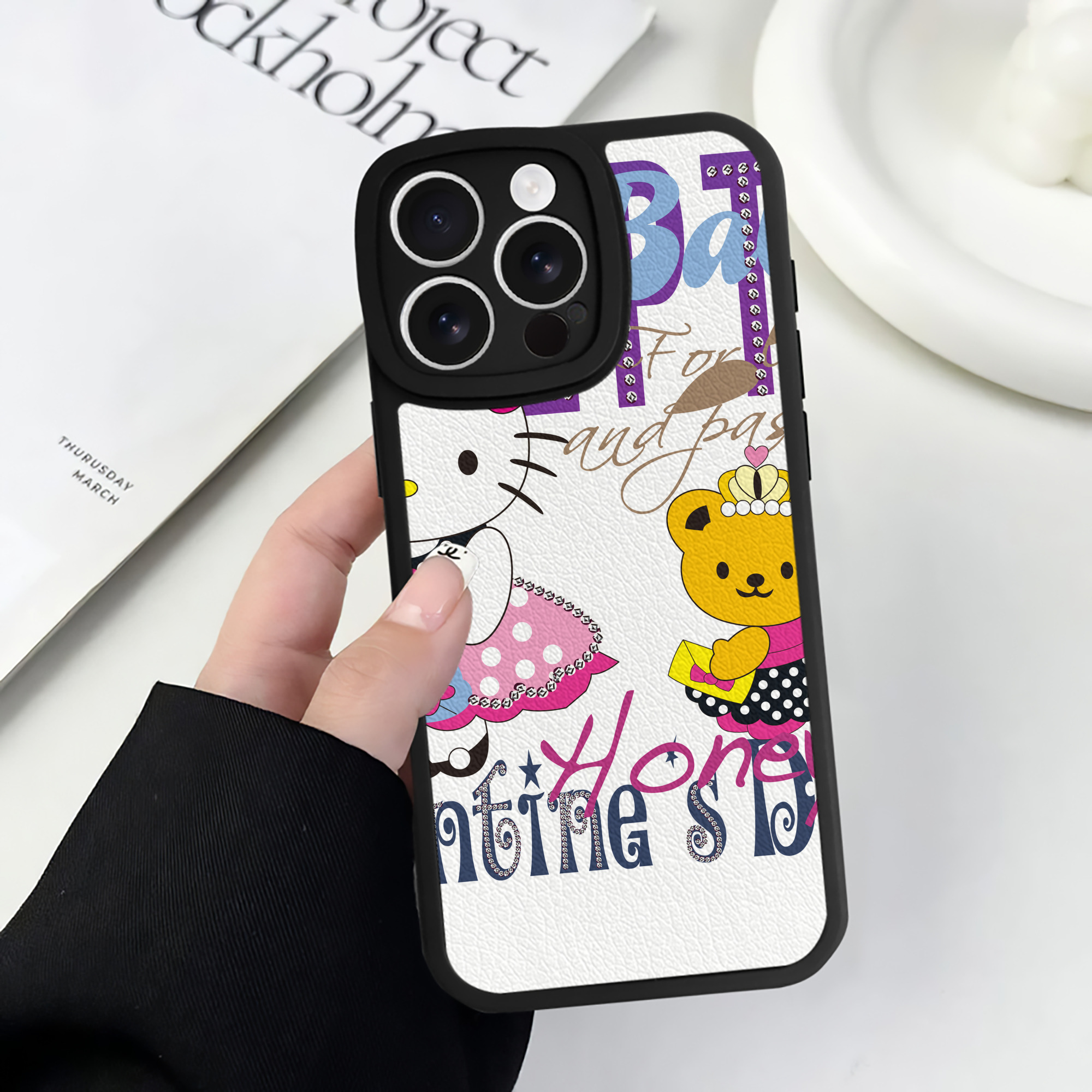 （画像用） Hello Kitty ハローキティ 【iPhone 16シリーズ対応】シリコンスマホケース（レザー調） 材質：シリコン